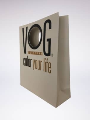 sac papier publicitaire luxe personnalisé avec poignées découpées en trompe l'oeil sur le O de Vog